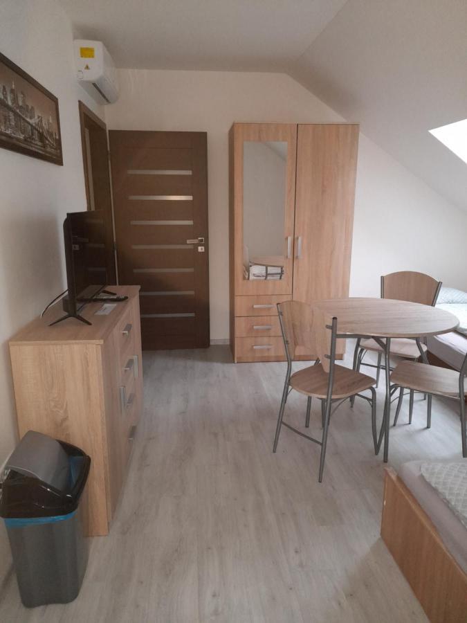 Vinoteka "U Kozu" Otel Nové Město nad Metují Dış mekan fotoğraf